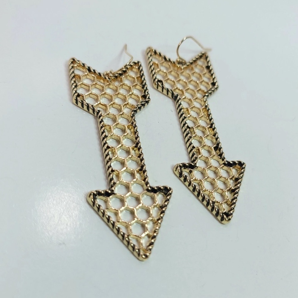Vintage Style Gold Honeycomb Arrow Earrings 🐝 - Picture 3 of 4